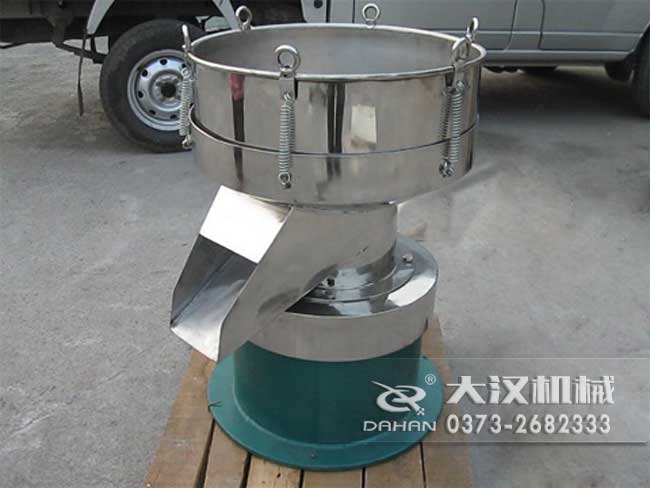 涂料振動篩由：框體，振動斗，出料口，振動電機底座等部件組成
