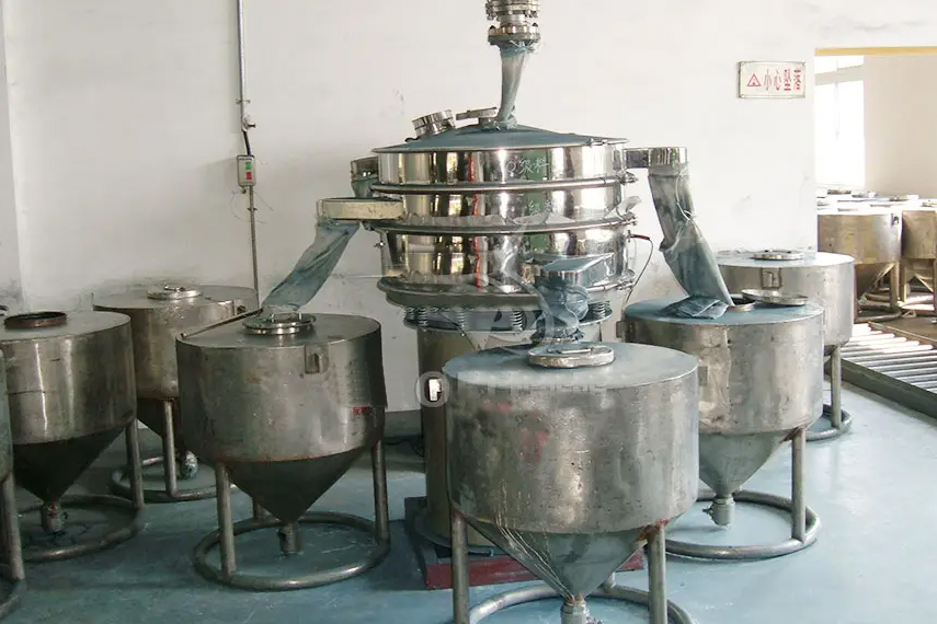 振蕩篩主要特點(diǎn)：換網(wǎng)容易，全封閉模式粉末不飛揚(yáng)，可連續(xù)作業(yè)