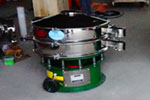 800型單層三次元振動(dòng)篩，產(chǎn)量可達(dá)800kg/h。