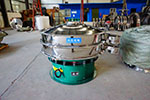 1200型三次元振動(dòng)篩，產(chǎn)量可達(dá)2100kg/h。